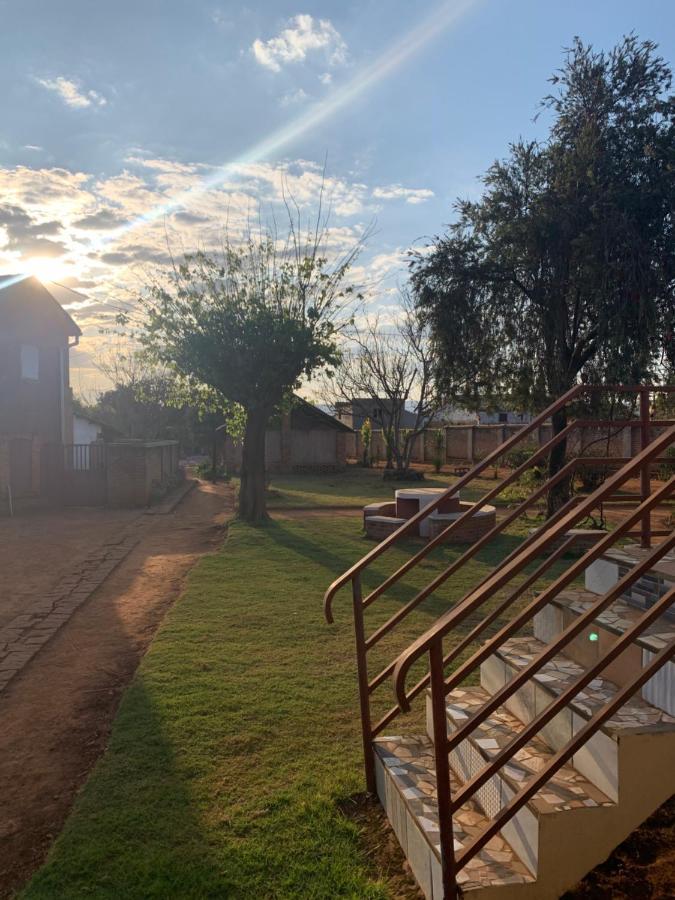 Chambre d'hôtes du lycée Picot de Clorivière dont les Revenues financent l'éducation des élèves Antsirabe Exterior foto