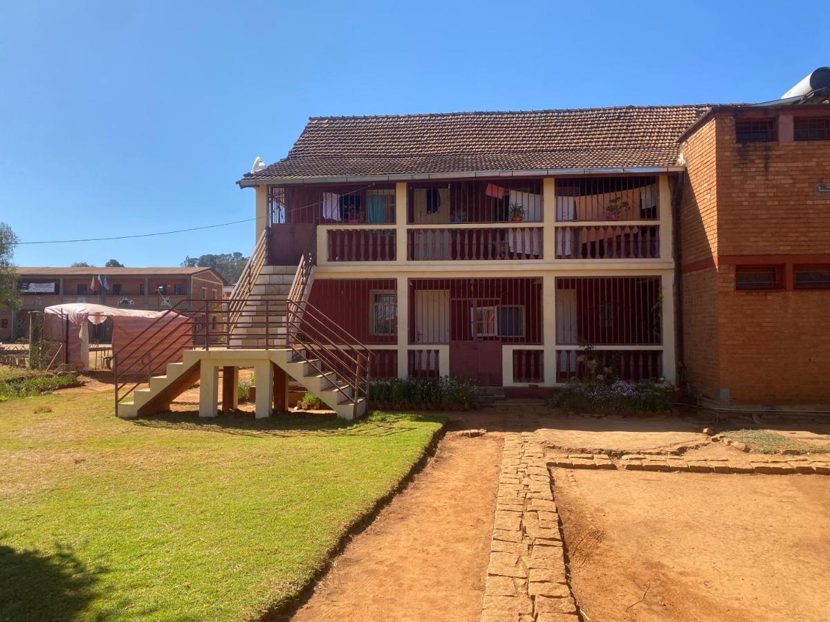 Chambre d'hôtes du lycée Picot de Clorivière dont les Revenues financent l'éducation des élèves Antsirabe Exterior foto